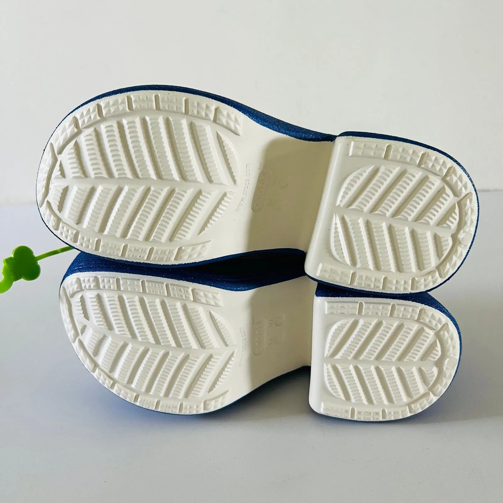 CROCS Hello Kitty Glitter Blue White Siren Clog - US 7 - Image 11