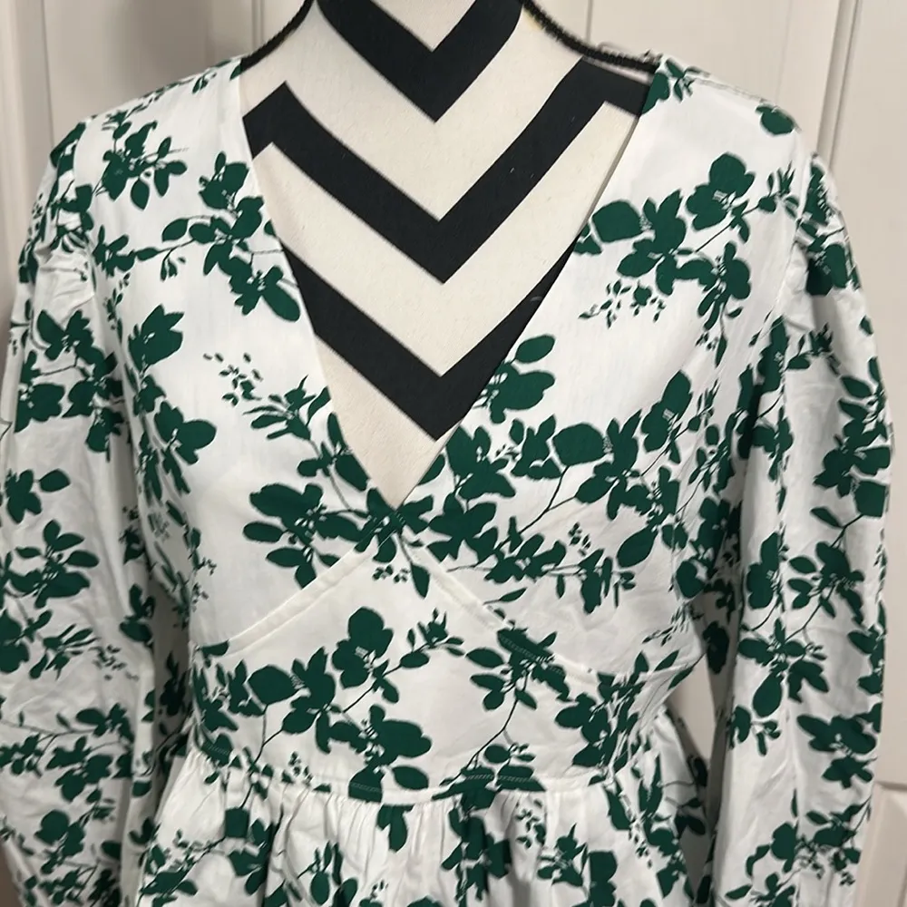 Hyacinth House Elaine Floral Green and White Women's Top Size L - Image 2