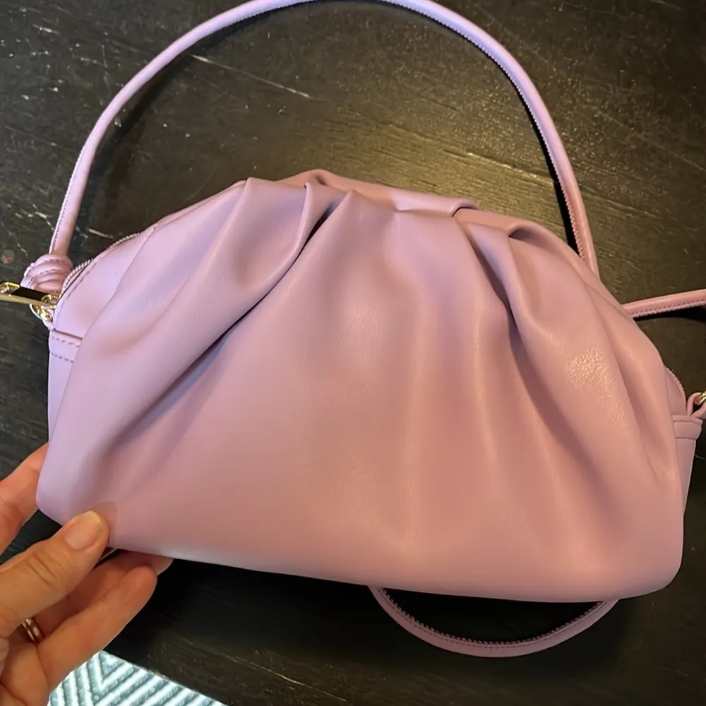 lavender purse with floral lining in GUC - Image 4