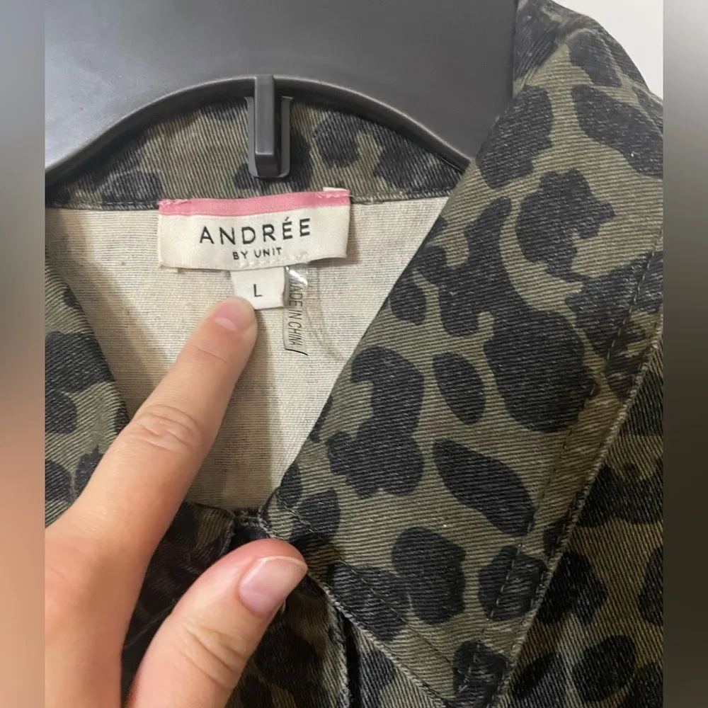 Andree by Unit Green Raw Hem Denim Jacket Green Leopard Print Button Size Large - Image 2