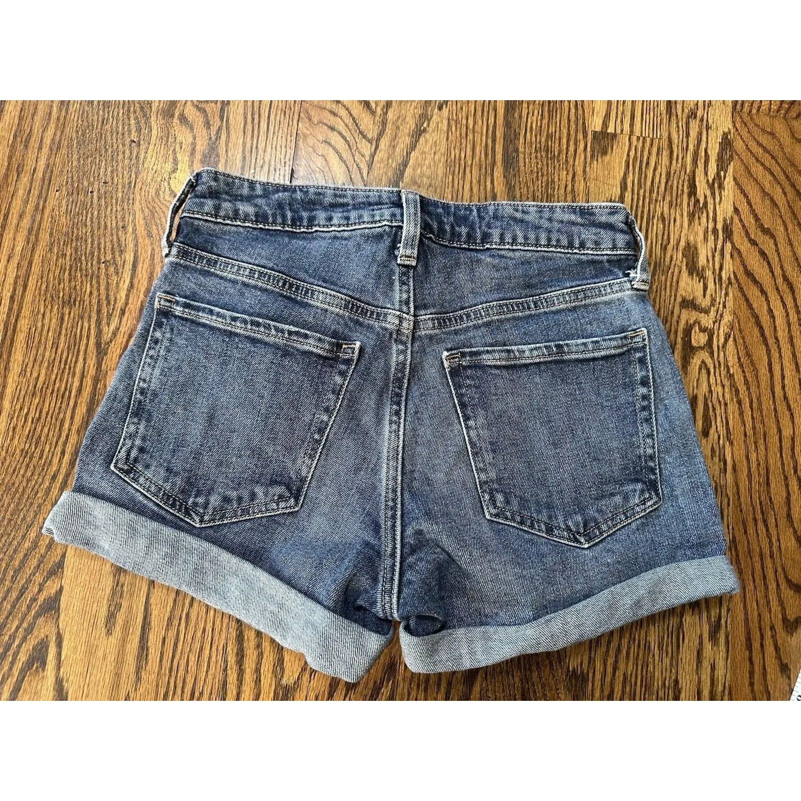 Old Navy Women's 0 OG High Rise Denim Jean Shorts Cuff 3” Inseam Medium Wash EUC - Image 8
