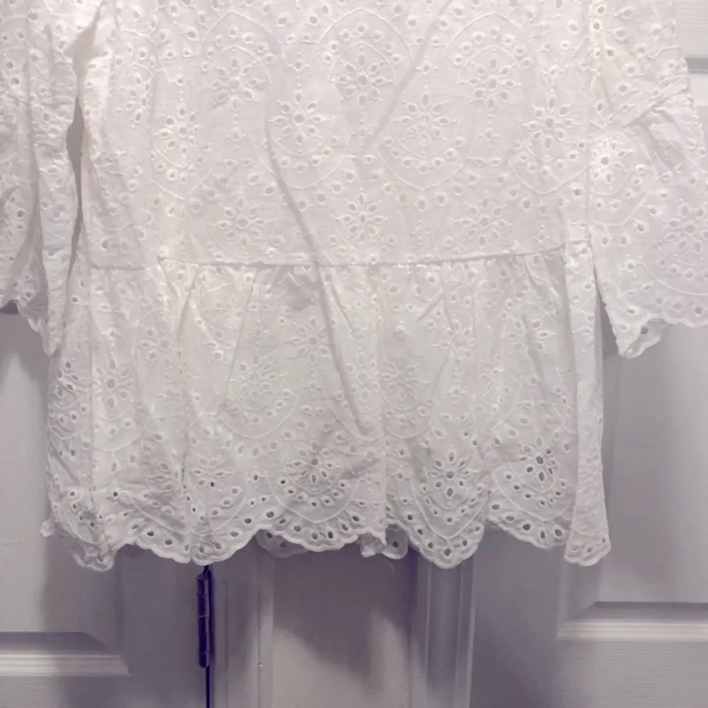NEW Ces Femme Eyelit Peplum Blouse White Size L - Image 5