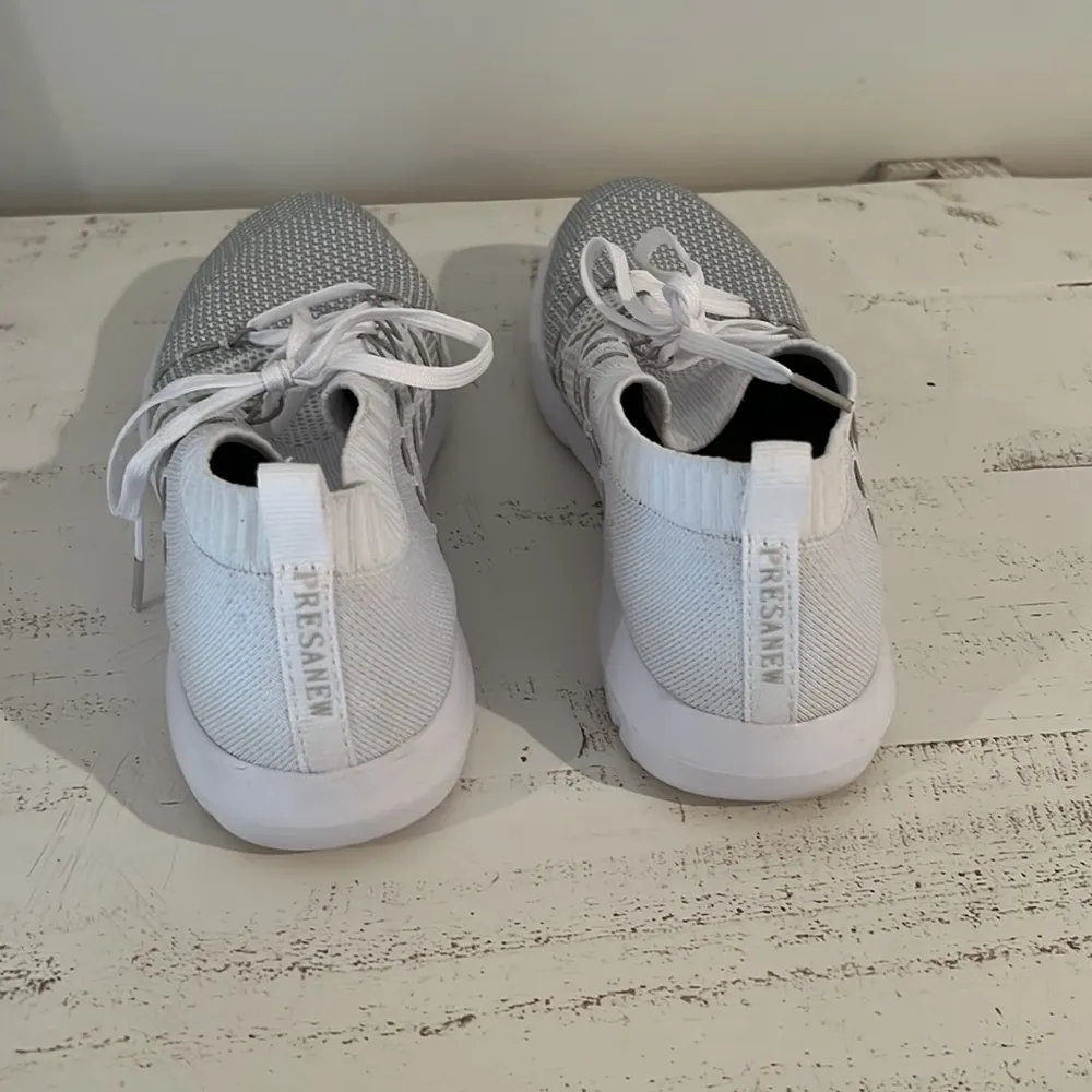 White and grey tennis shoes Size 7 - Image 3