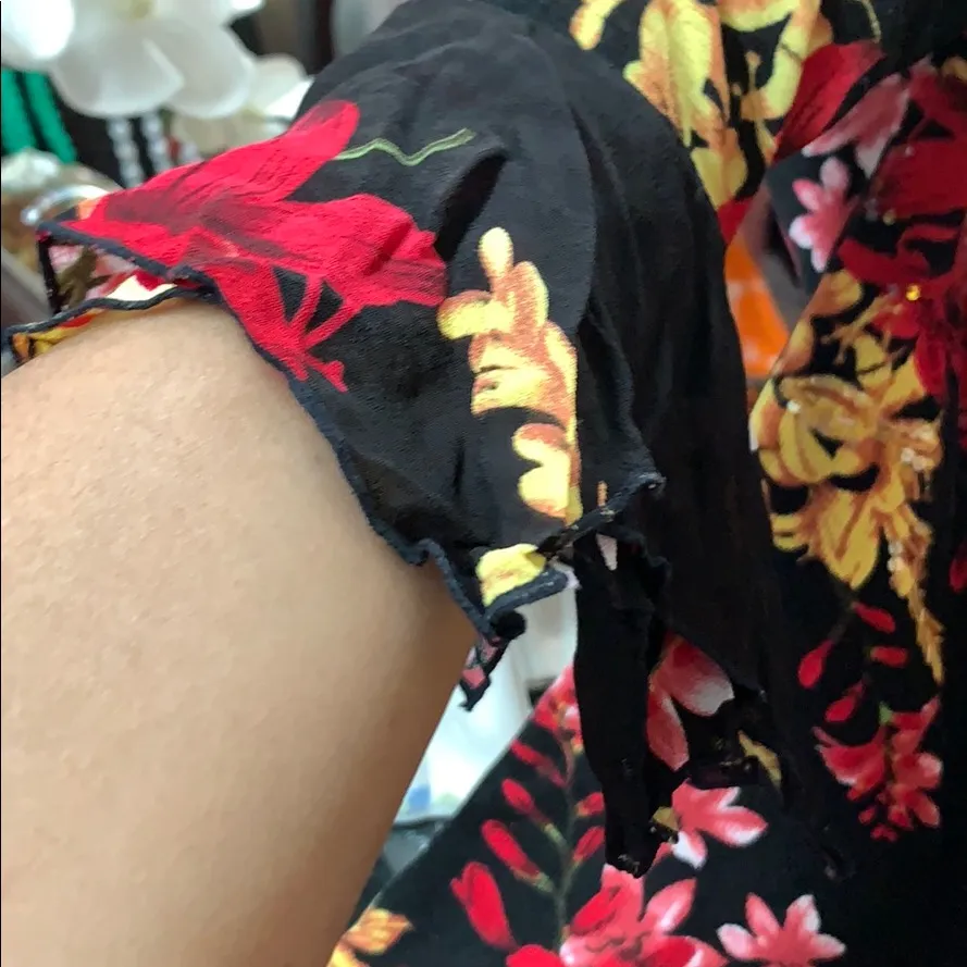 Size Large cute top. Has whimsical cuff design Black - Image 4