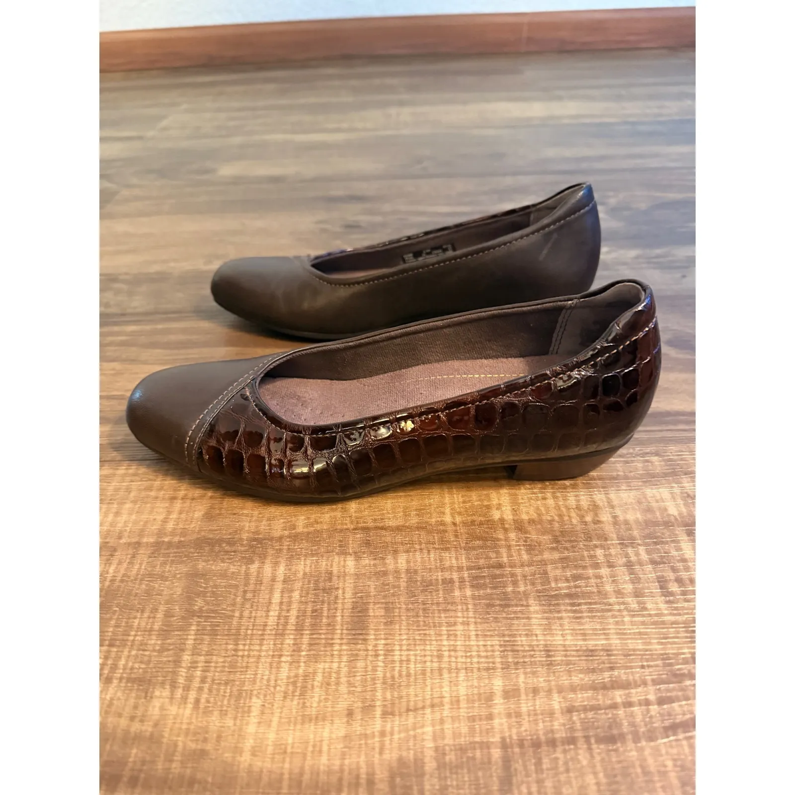 Clarks Everyday Brown Leather Caswell Eternity Croc Accent Shoes 8.5N - Image 2