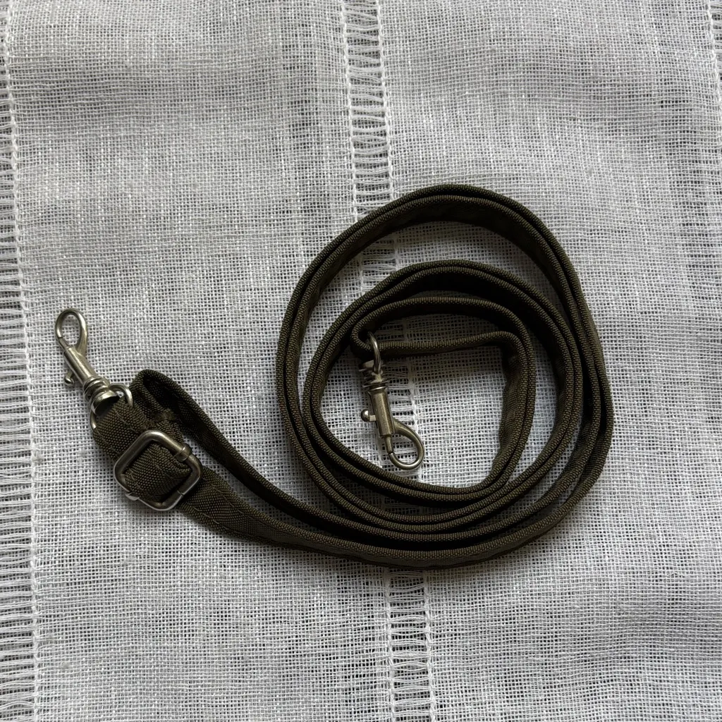 Baggallini phone wallet crossbody bag in olive green nylon and faux leather - Image 5