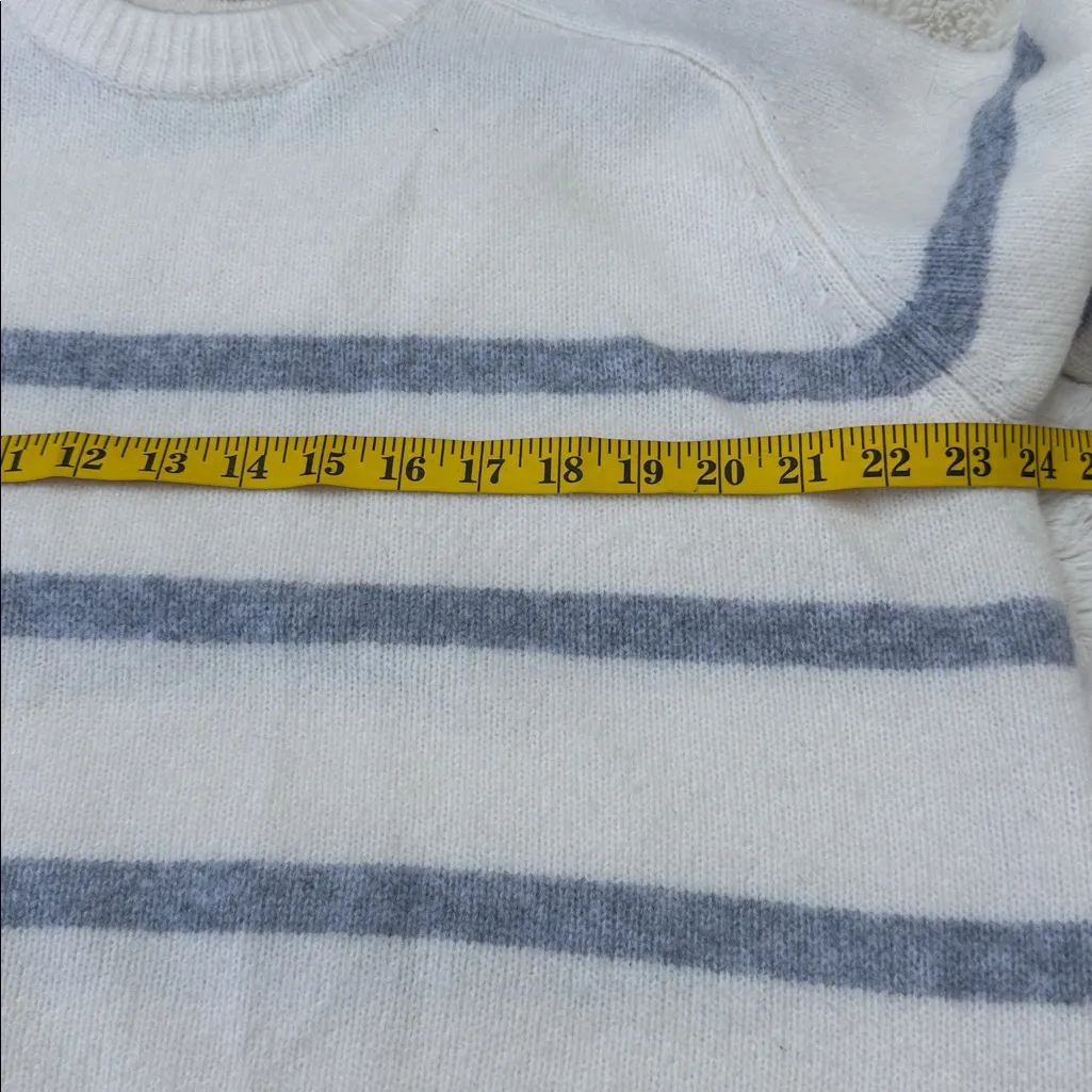 Abercrombie & Fitch The A&F Madeline Textural Crew Sweater sz M - Image 7