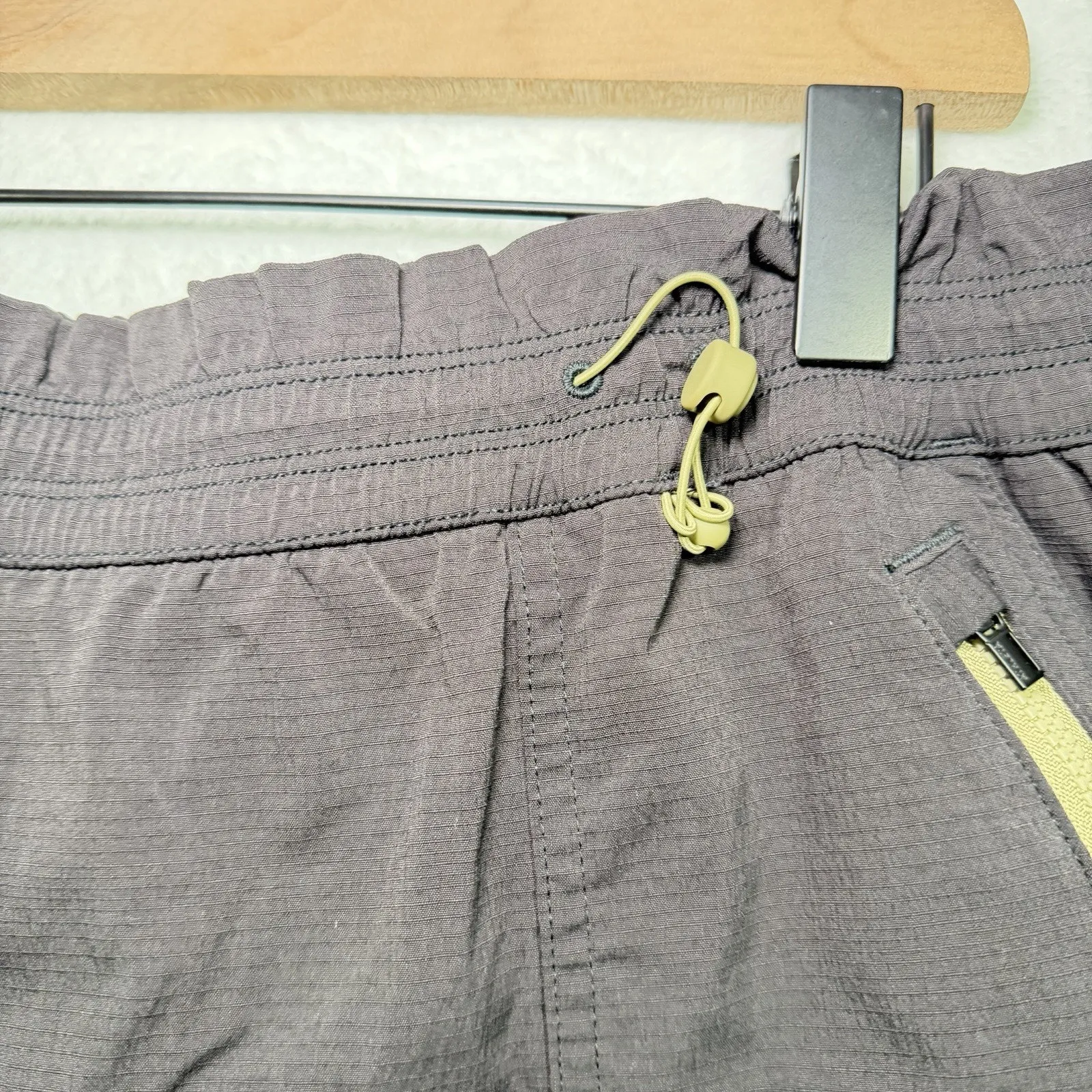 Athleta Trekkie Shorts Gray 4" Women’s Size L Outdoor Hiking - Image 4