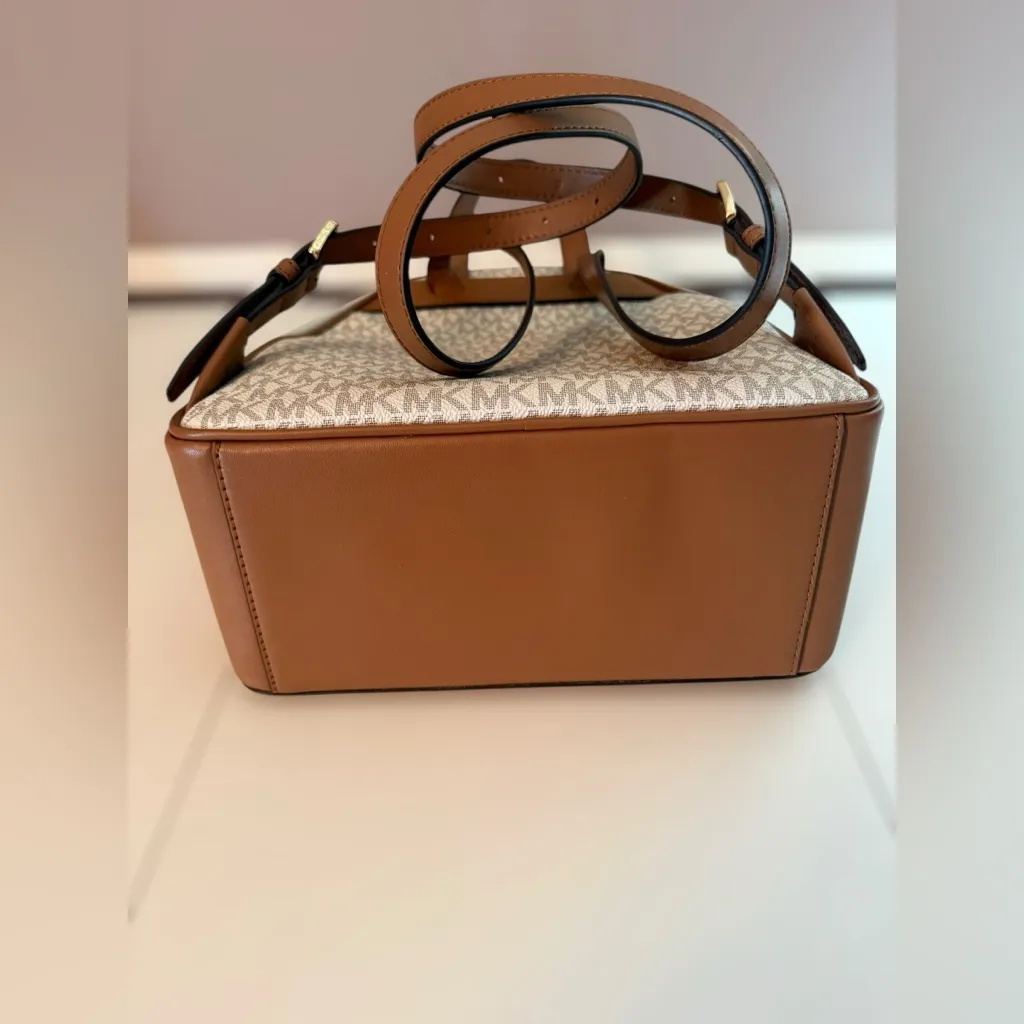 Michael Kors Cream and Brown Logo Backpack - Image 8
