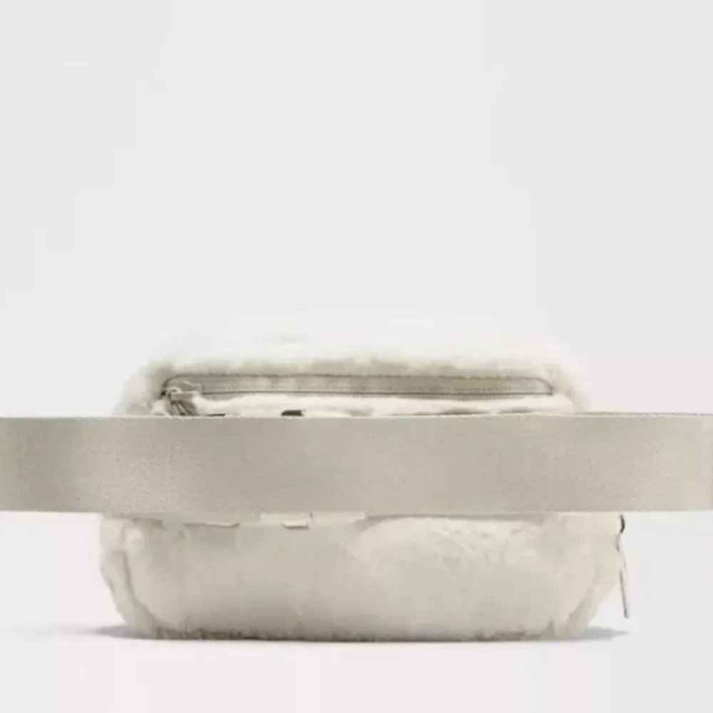 Lululemon Everywhere Belt Bag Plush Fleece, Color Bone/ Silver, 1L, NWT - Image 2