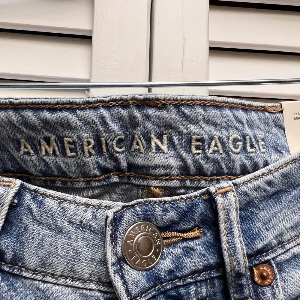 AMERICAN EAGLE NWT Skater Jean in Brilliant Blue Size 6/28 short - Image 3