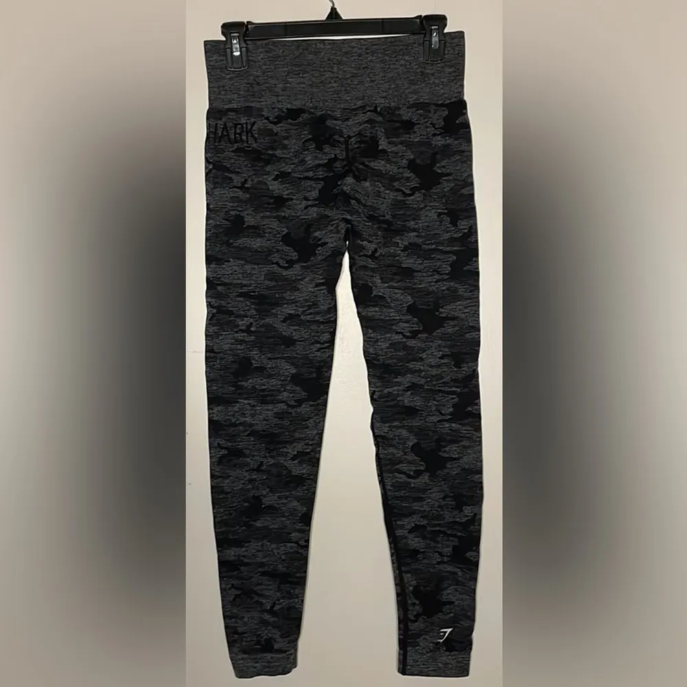 Gymshark- Adapt Camo Seamless Leggings Black Grey Bum Ruching- Size Medium - Image 3