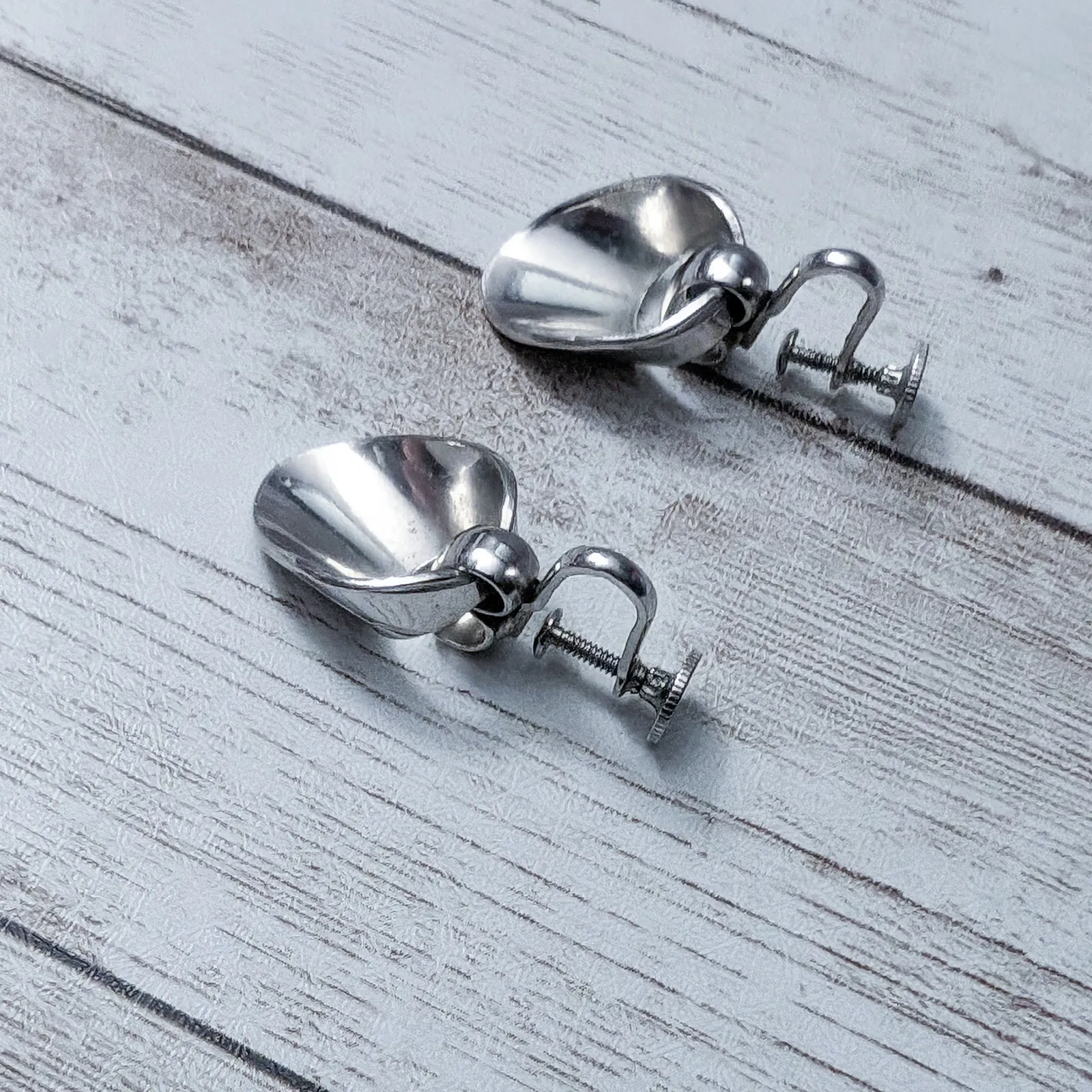 Vintage Screw Back Earrings Stamped Silver Tone with Line Detail - Image 6