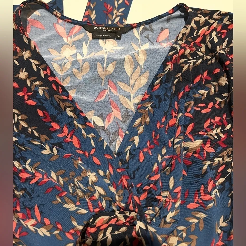 BCBGMAXAZARIA‎ Crossover Wrap Dress Blue Leaf Print Dress Size MP - Image 3