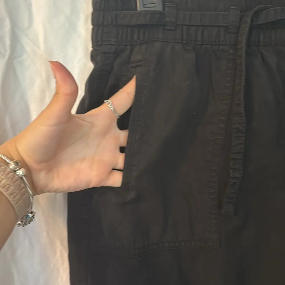 American Eagle Outfitters Black Cargo Pants Relaxed Fit Size Medium - Image 3