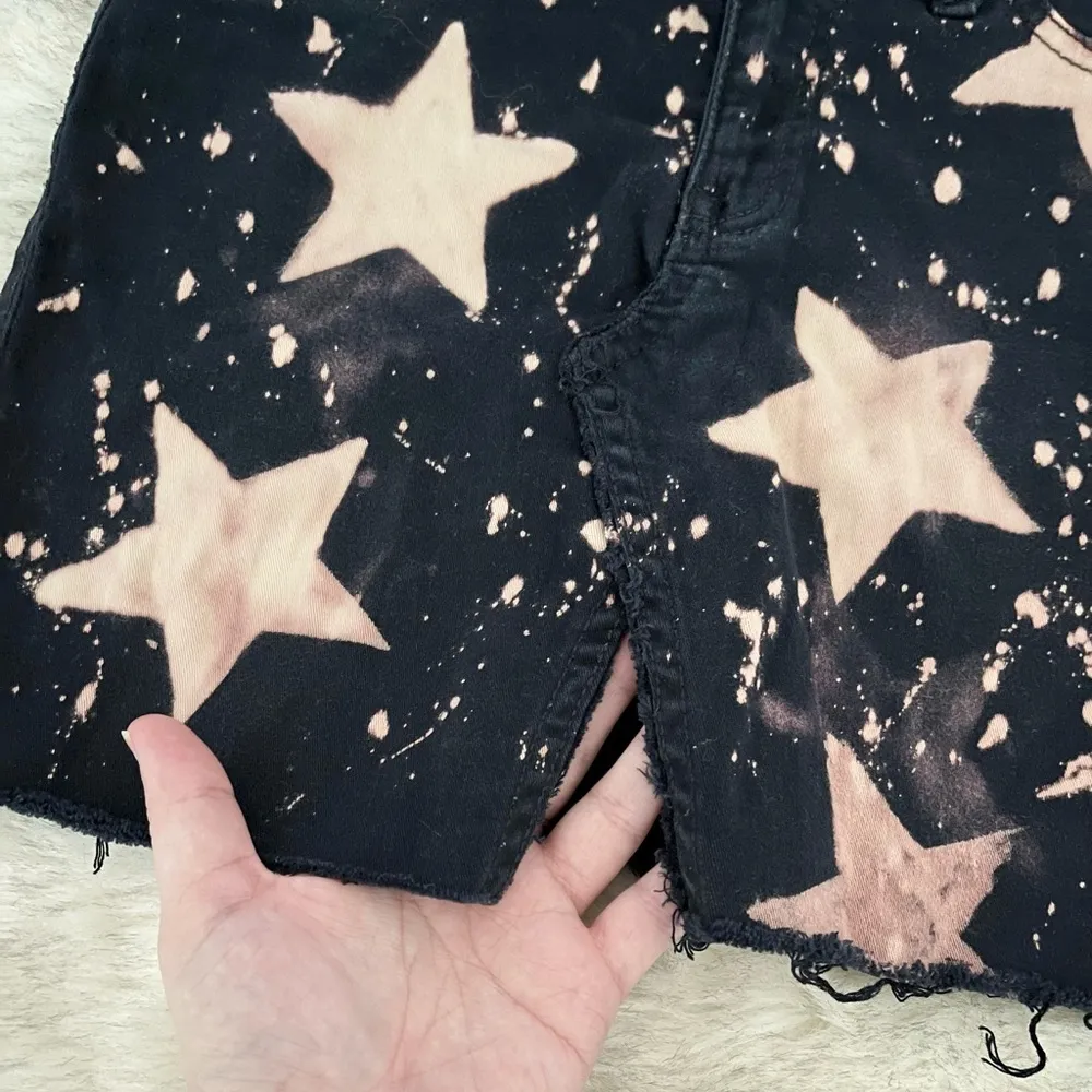 Hollister Star Print Bleach Dye Dark Wash Denim Distressed Mini Skirt Size 00 - Image 4