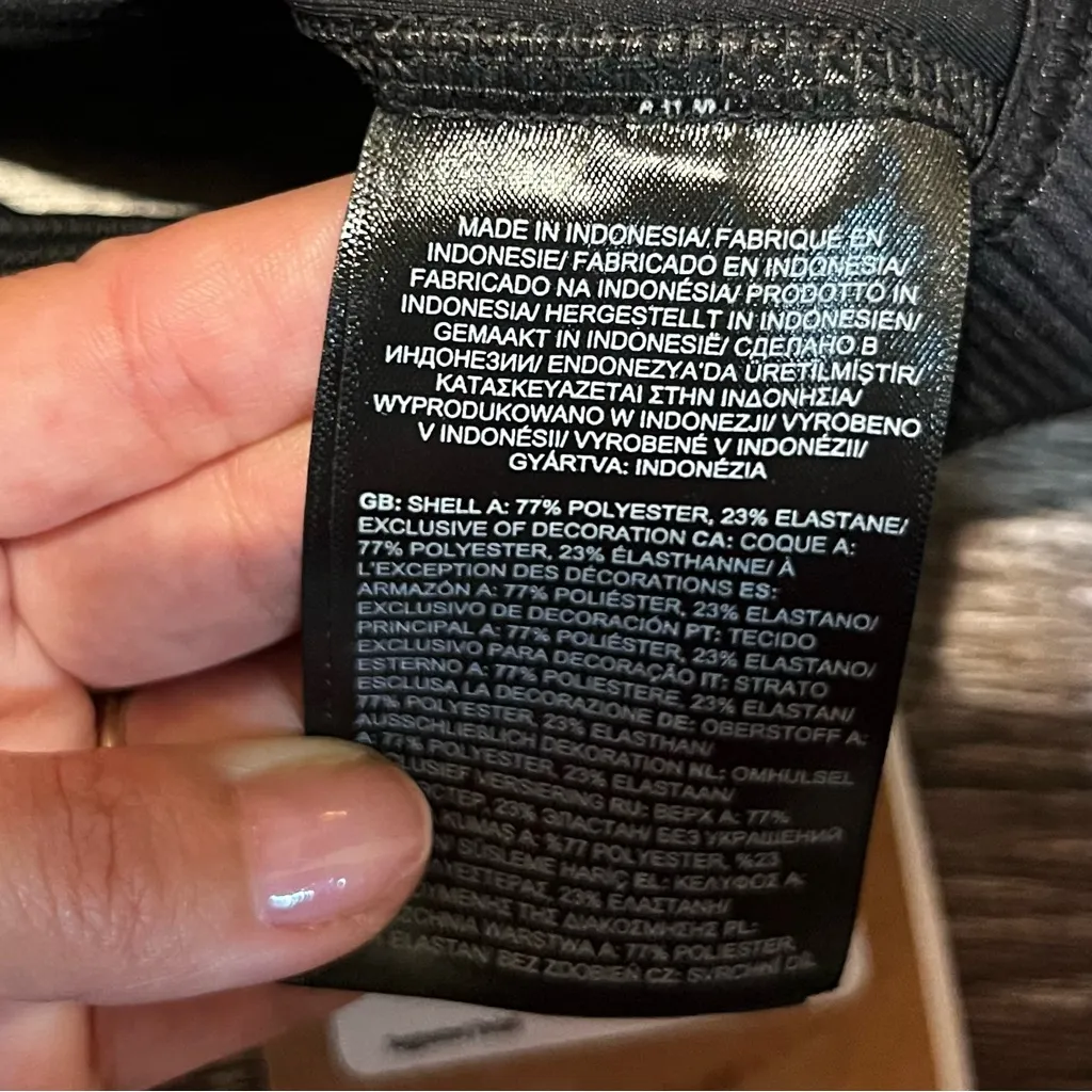 NWT The North Face Sports Bra Black with White Logo Racerback Active, Size Small - Image 5