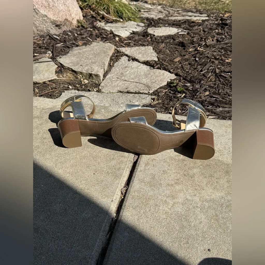 Liz Claiborne gold Eclipse sandals size 8 NWOT - Image 5