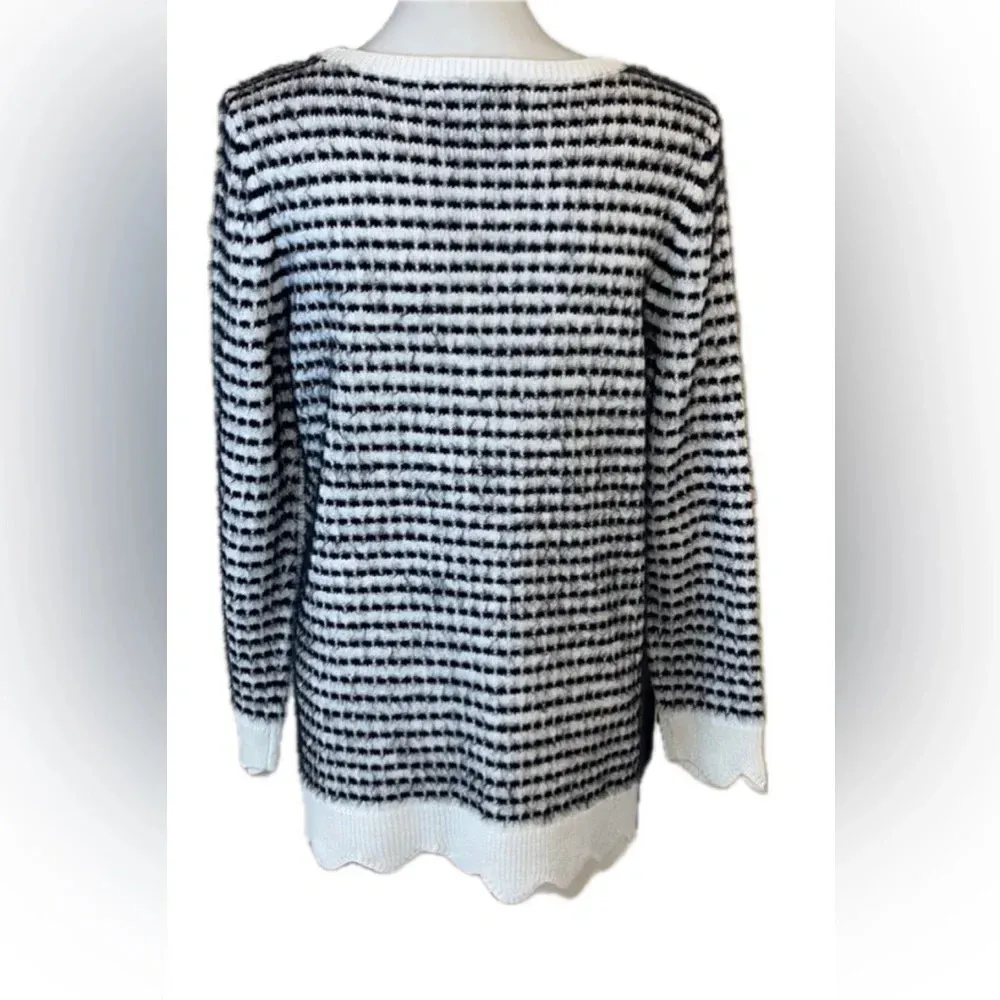 Elle black and white fuzzy sweater large - Image 4