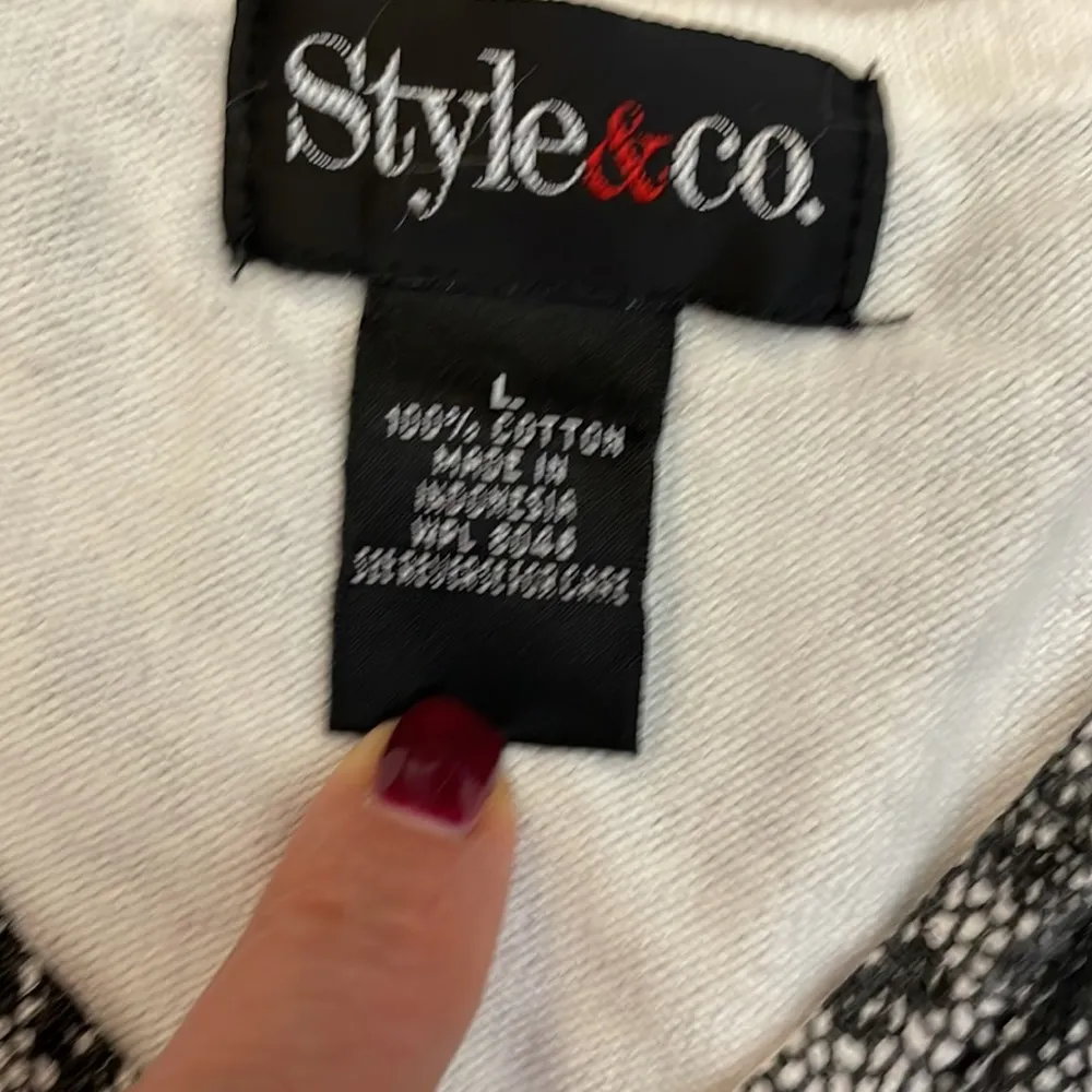 Black & White Floral w/ Lace Looking Print Sleeveless Tank Top Large - Image 6