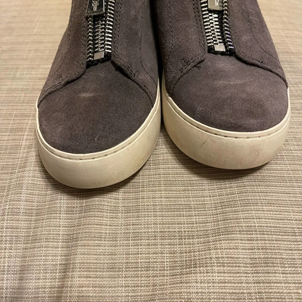 Frye  Women's Lena Zip Low Sneaker in Grigio Size 8.5 - Image 3