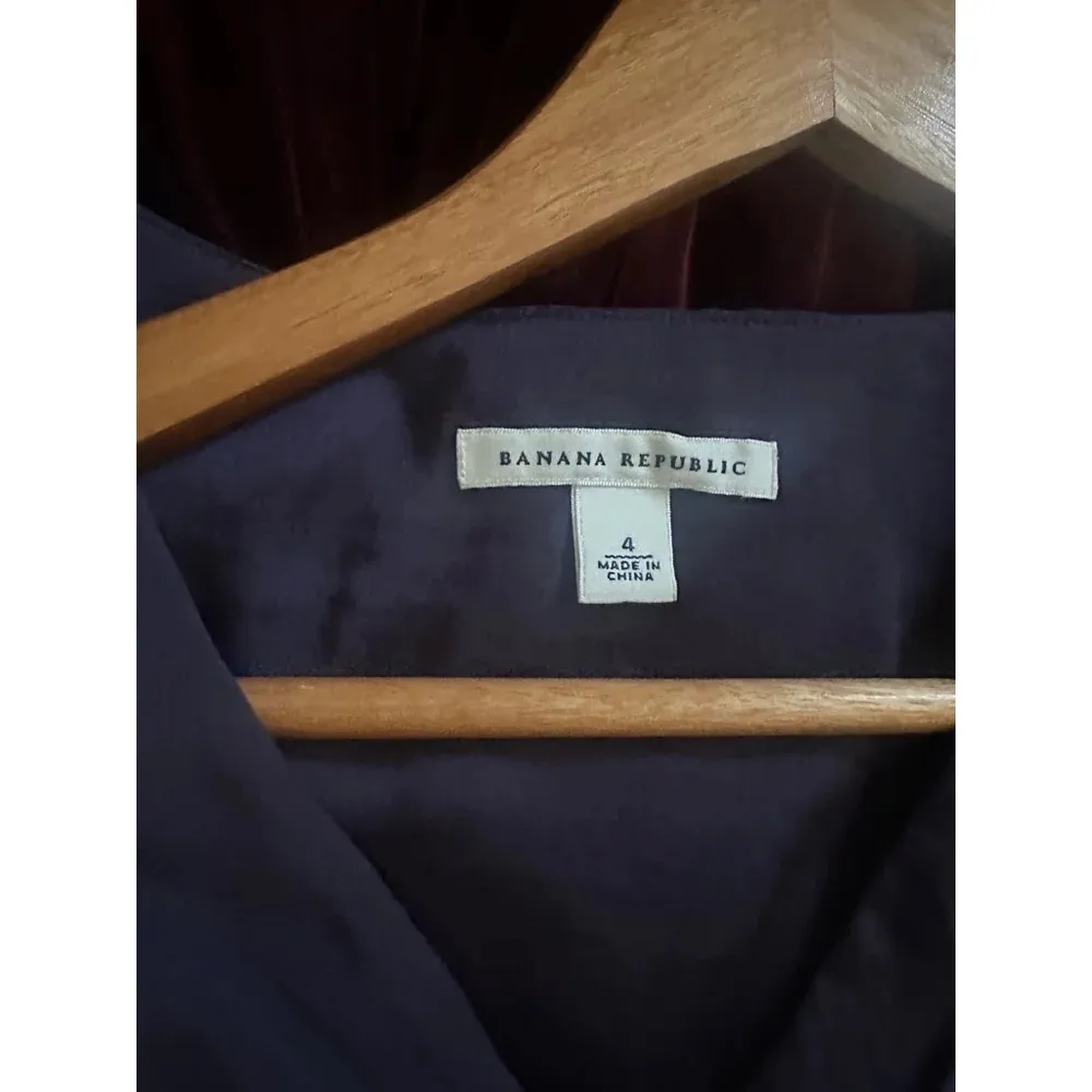 Banana Republic Sateen Top Women's Size 4 Dark Purple - Image 4