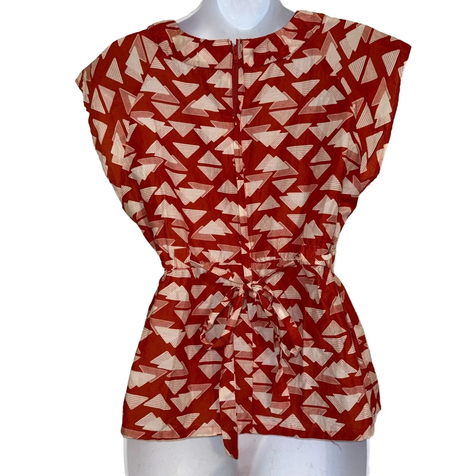 ANTHROPOLOGIE TULLE Red Triangle Print Cap Sleeve Ruffle Front Tie Waist Top M‎ - Image 6