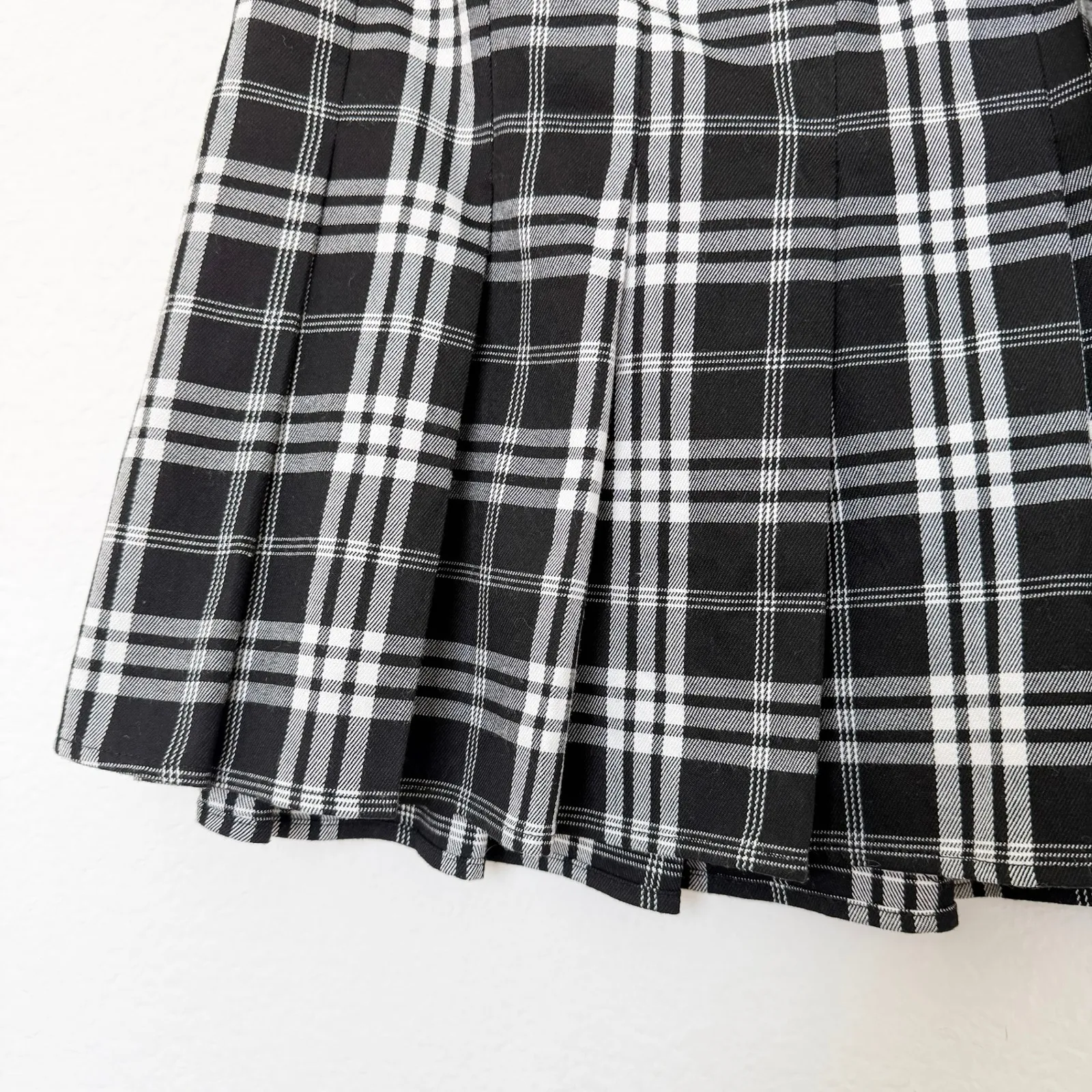 Y2K Cosmic Aura Womens Plaid Mini Skirt‎ Size M Black White Pleated Grunge Punk Size M - Image 3