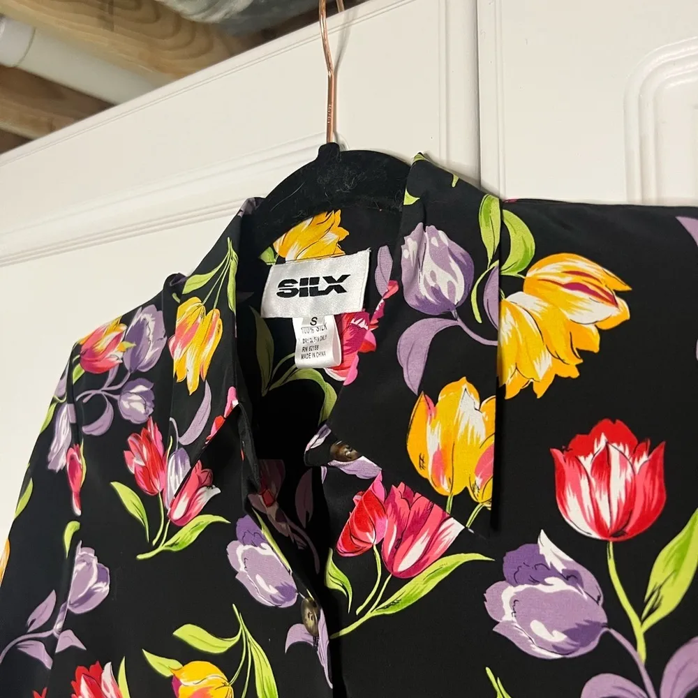 Vintage indie sleeze 100% Silk Tulip Floral Button Down Black - Image 7