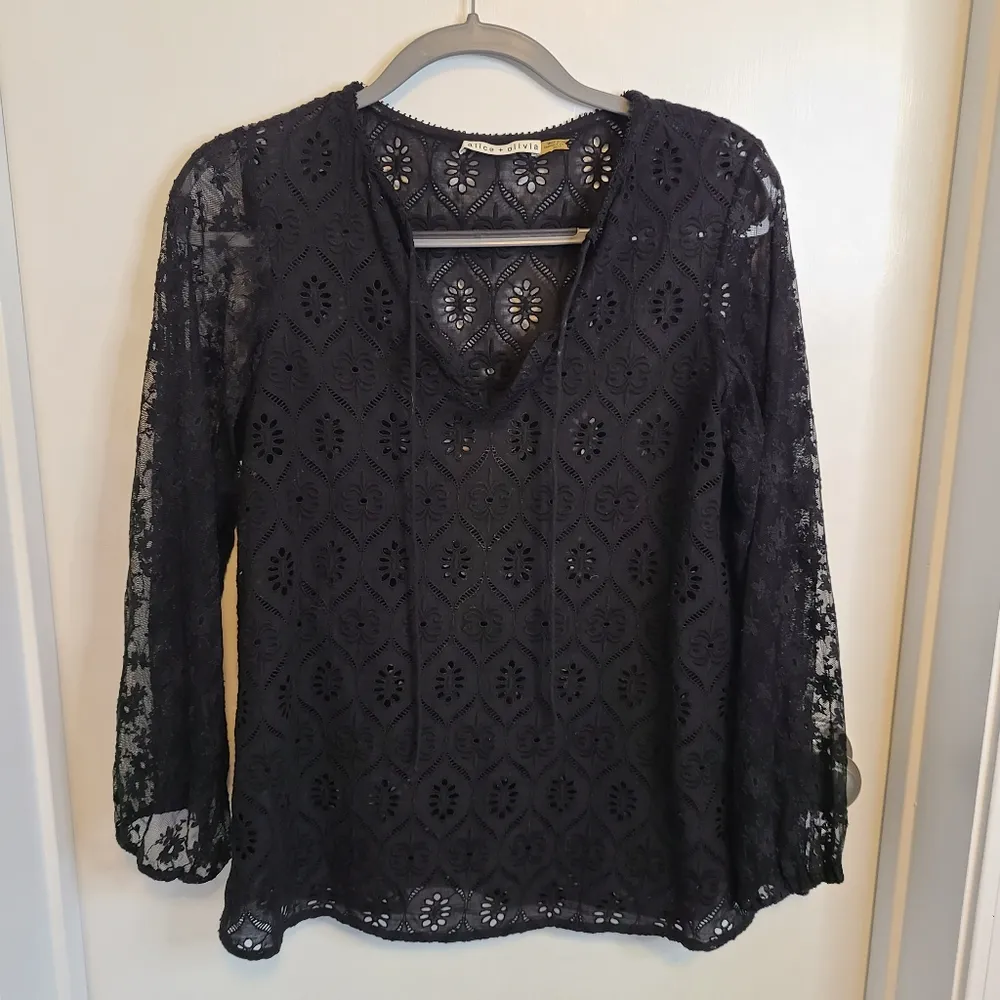 Alice + Olivia  Top Size Extra Small Carroll 3/4 Sleeve Eyelet Tunic Black - Image 3