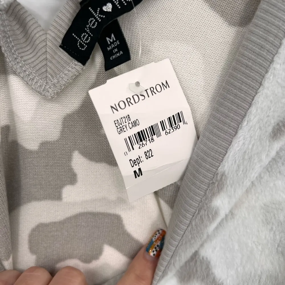 Derek Heart Fuzzy Criss Cross Camo Sweater in Gray Size Medium NWT - Image 6