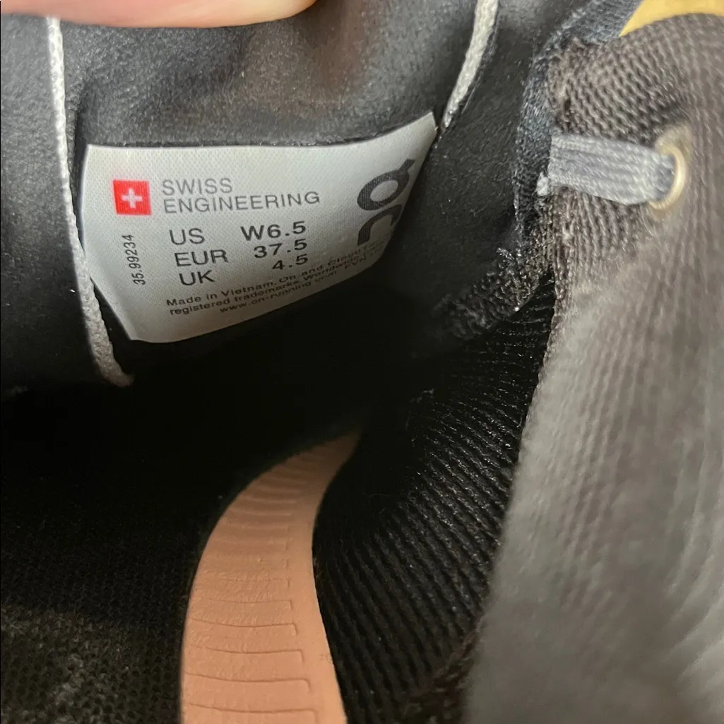 ON Running Oncloud cloudflow in gray and pink
Size: 6.5 - Image 7