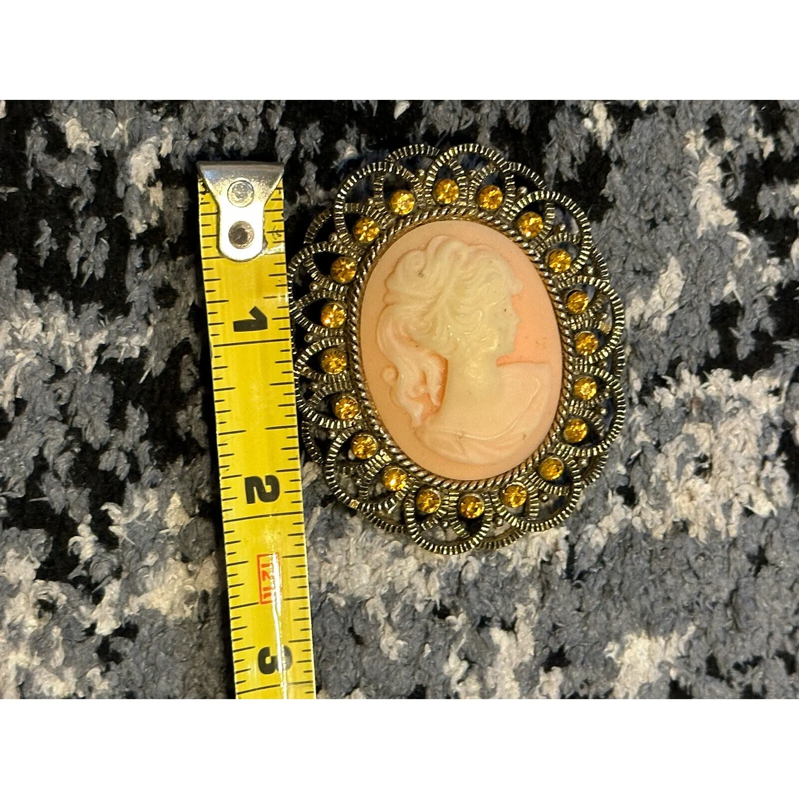 Vintage Cameo Brooch Pin Yellow/Gold Stone Detail Trim Unbranded - Image 3
