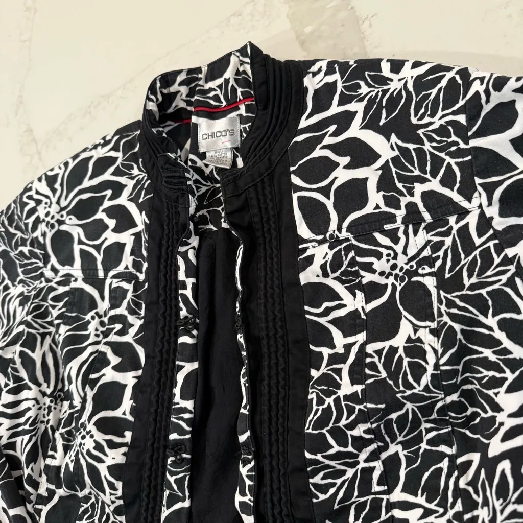 Chico's Floral Mandarin Collar Jacket Womens Medium Black/White Hook&Eye Closure - Image 5