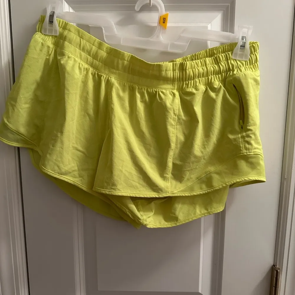 💛LULULEMON 💛 Hotty Hot Low-Rise Lined Short 2.5"
Electric Lemon EUC - Image 5
