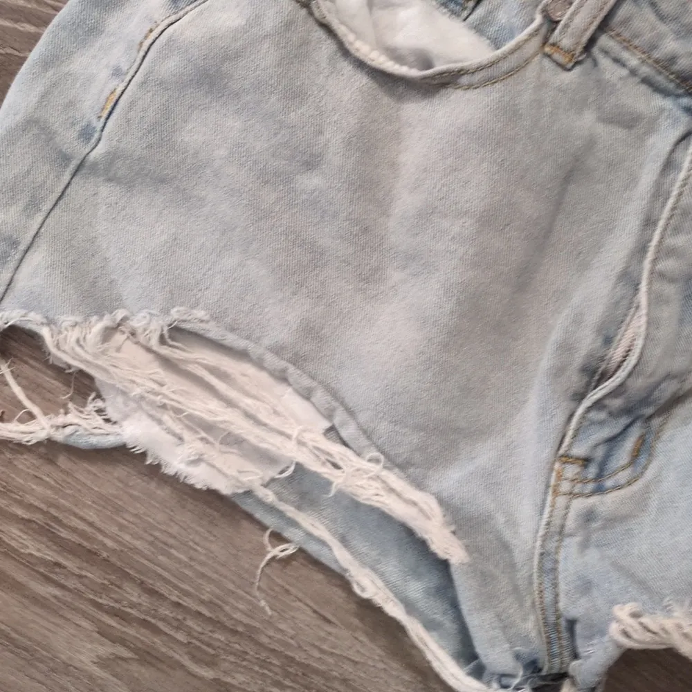 Misguided Distressed Petite Denim Shorts Size 6P - Image 2