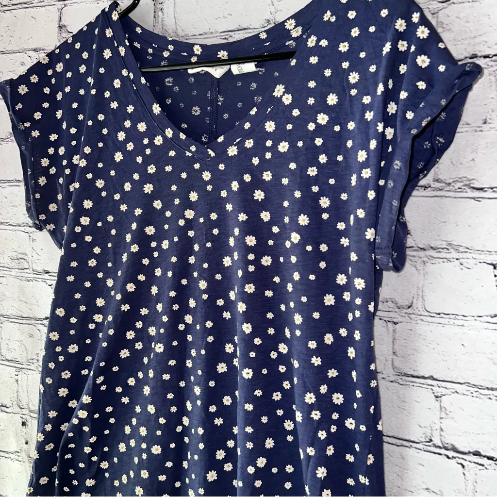 Nicole‎ Miller Women’s Navy Blue Daisy Print Tee Size Large - Image 3