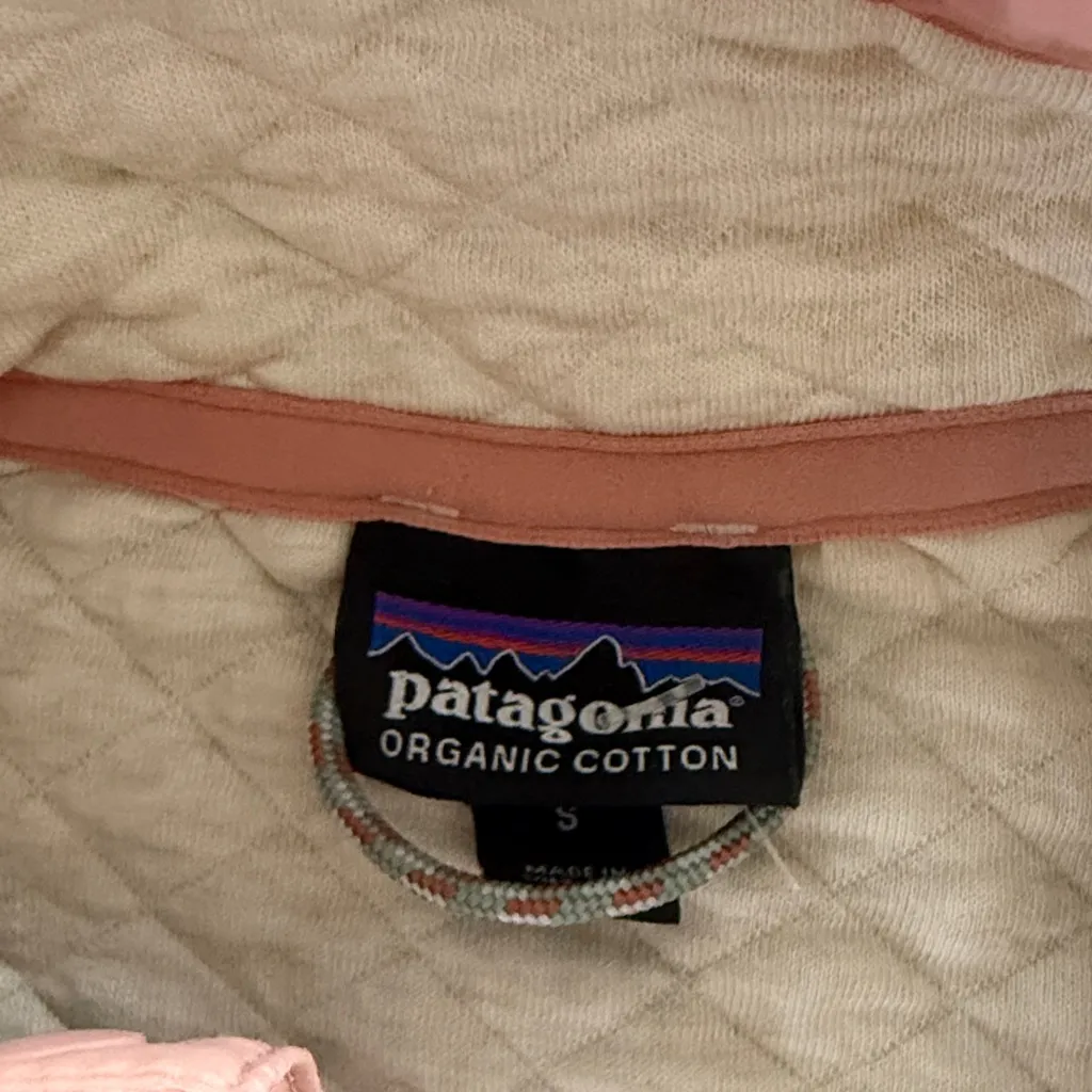 Patagonia Women's Cream and Mauve Organic Cotton Quilt Snap-T Pullover Small - Image 6