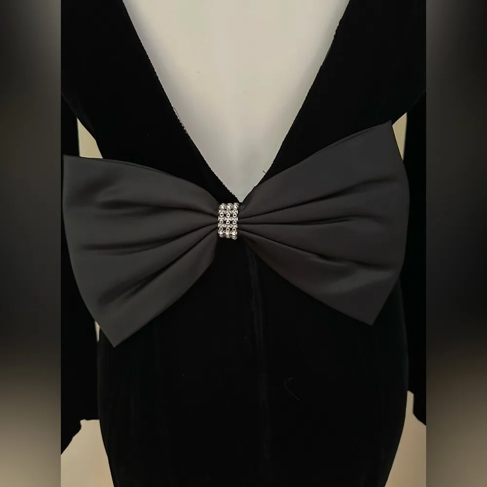 Renditions New York Vintage Black Velvet 80’s. Dress V Low Cut Back W Bow Sz 8 - Image 8
