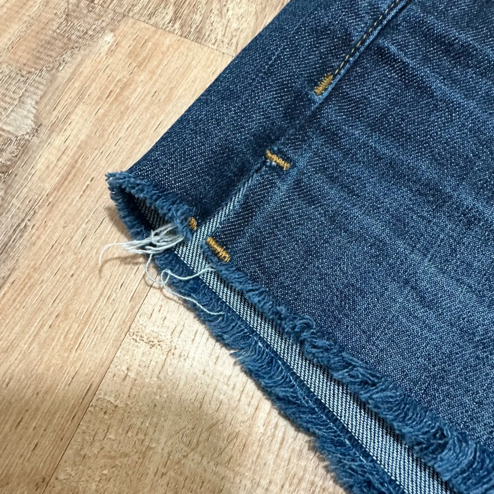 JOE'S JEANS | Women's Dark Wash Cutoff Frayed Hem Marisela Denim Shorts, Size 30 - Image 3