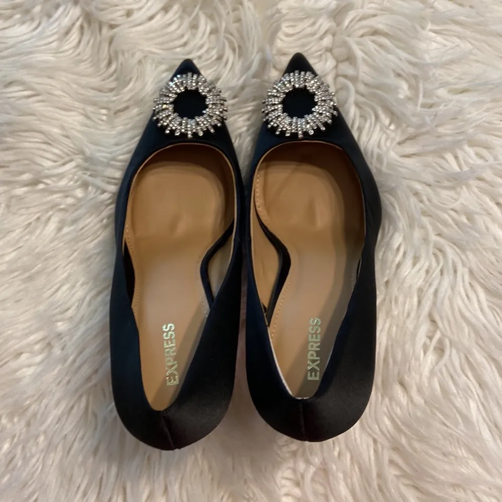 Very elegant Express high heel shoes size 10 brand new color black with silver - Image 14