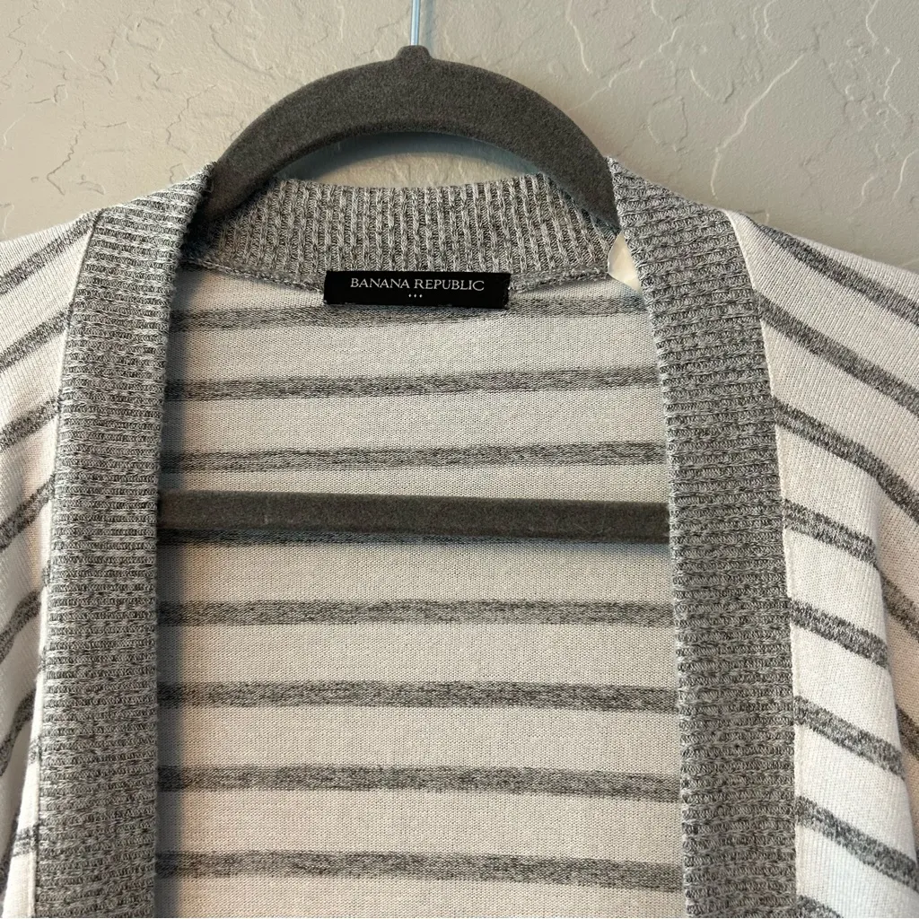 ⭐️Banana Republic factory gray and white open shawl sweater one size - Image 3