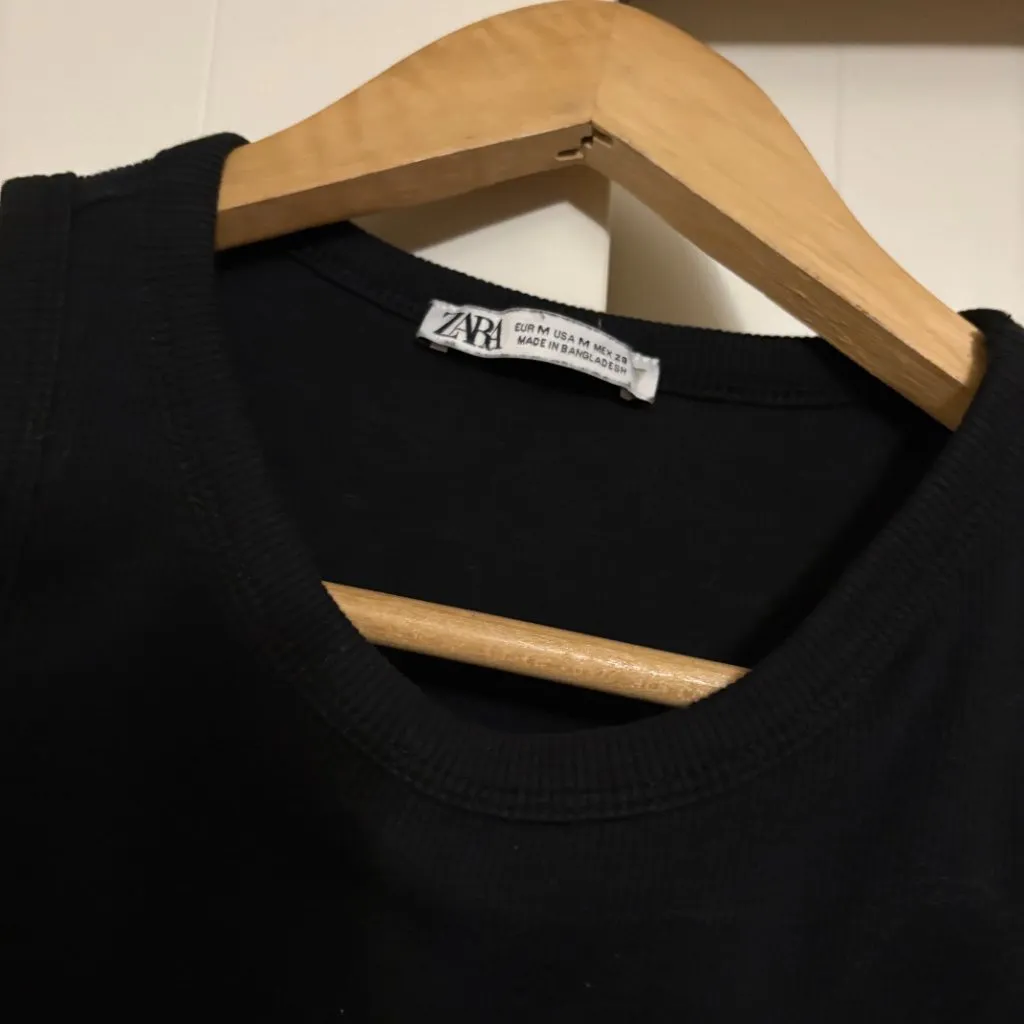 Zara Cropped Tank Top Medium Black Ribbed Fitted Casual Cami Crew Neck Basic - Image 2