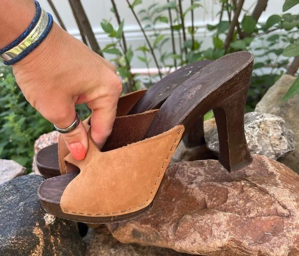 Vintage 70s Candies Camel Tan Suede Resin Slide Mule Heels - Image 4
