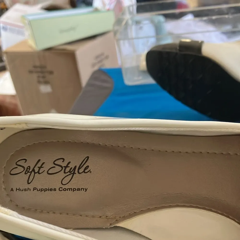 Women's Black and White hush puppies Heels 7 NWOB - Image 4