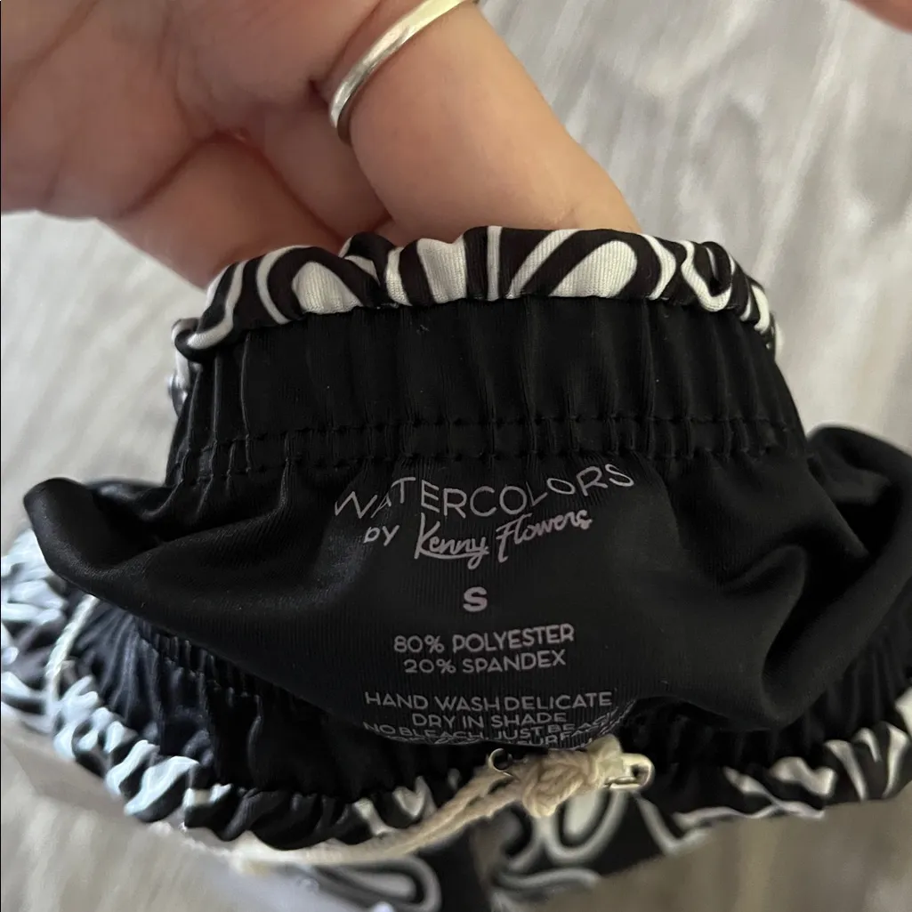 Watercolors Kenny Flowers THE Pedregal
BANDEAU BIKINI TOP Black - Image 7