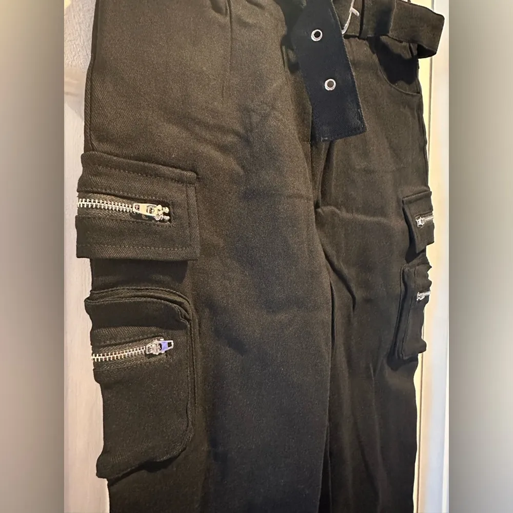 Black silver side zip belted pants NWOT Size 25 - Image 5