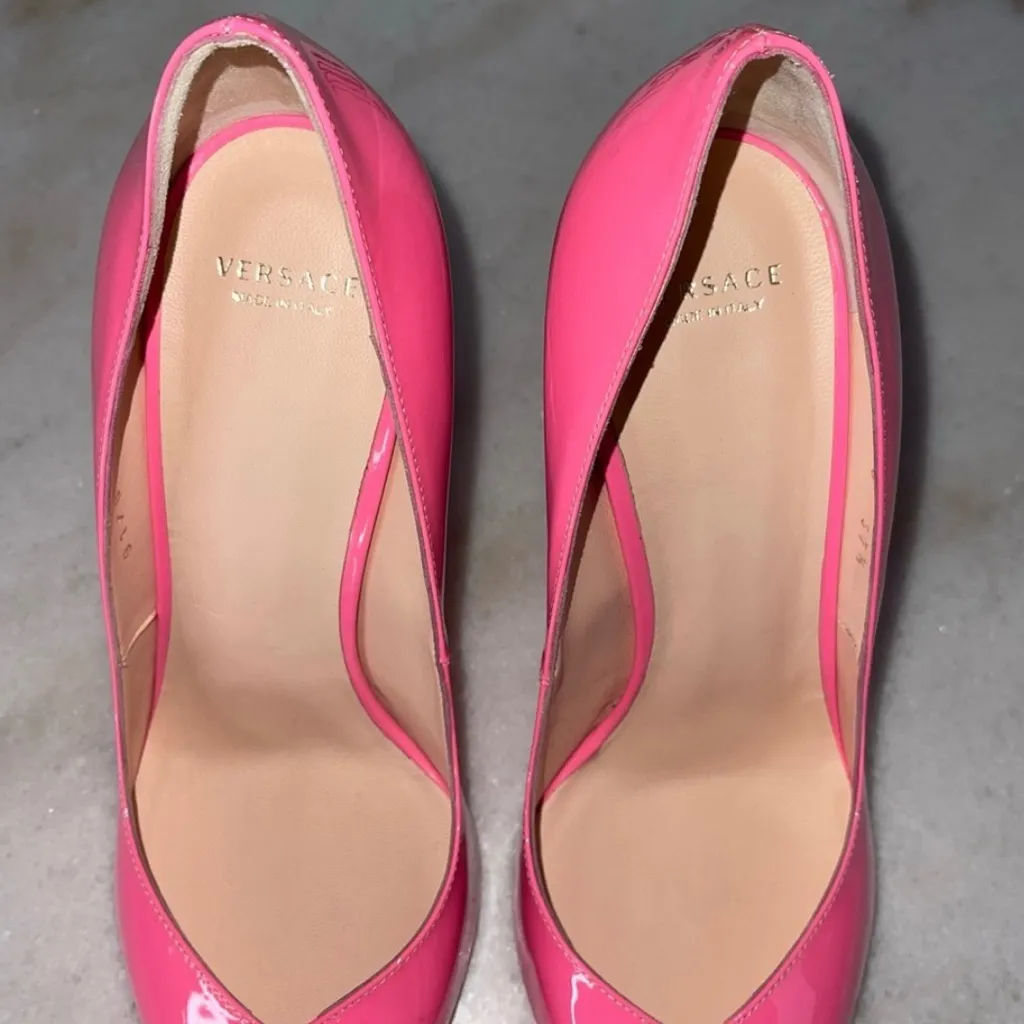 New Versace Pink Palazzo Medusa Patent Leather Pointed Toe Pump in Pink - Image 8
