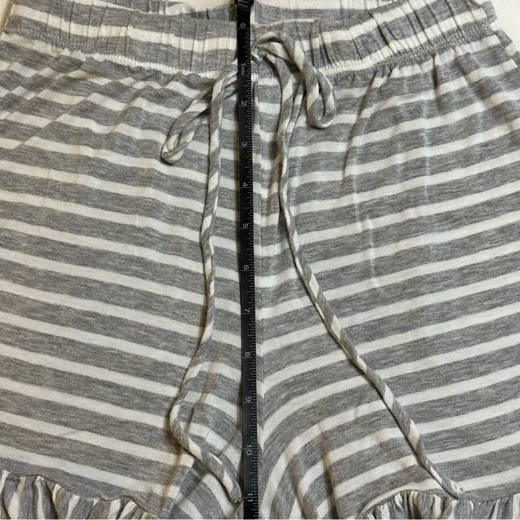 Bellino Gray & White Ruffle Hem Striped Casual Shorts Small - Image 7