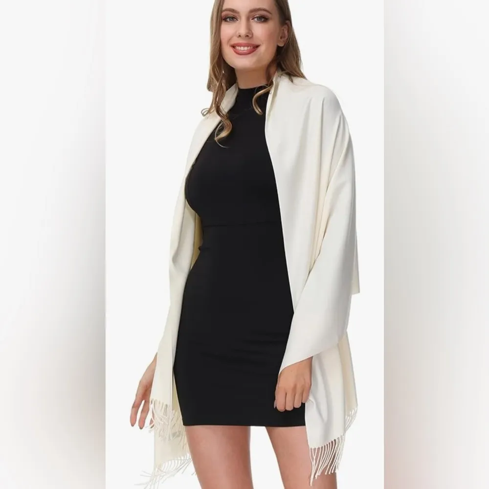 EUC LIZ CLAIBORNE  SUPER SOFT Shawl Wrap Warm Scarves Solid Color off white - Image 2